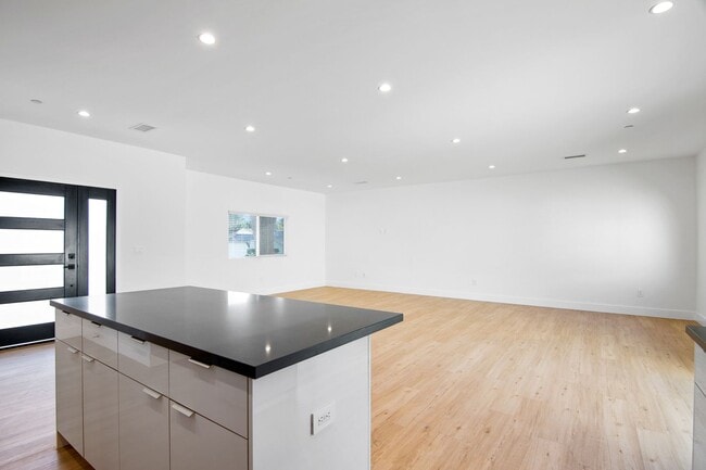 Building Photo - Modern 5 bedroom House for lease in Northr...