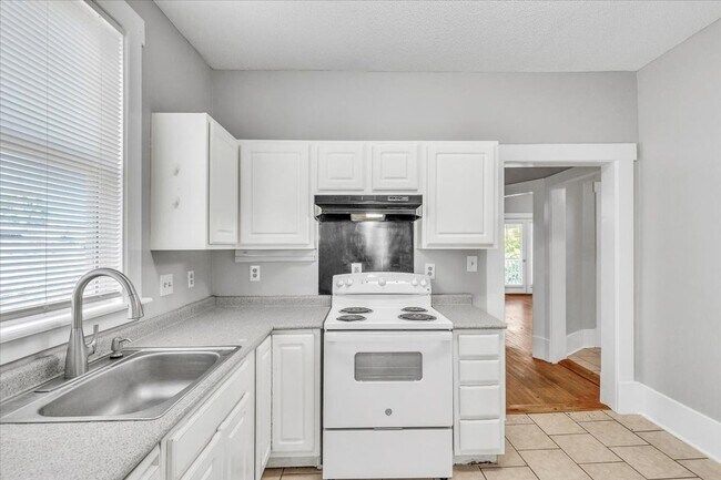 Building Photo - 3 bedroom 2 bath Downtown Savannah apartment