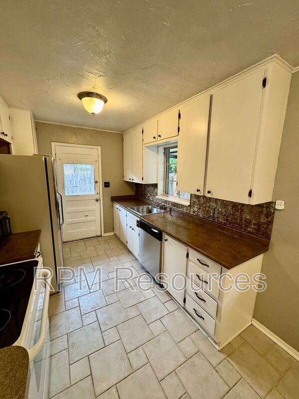 Building Photo - 2137 Barclay Rd