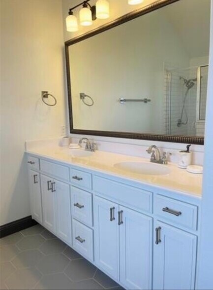 Building Photo - 560 Inwood St