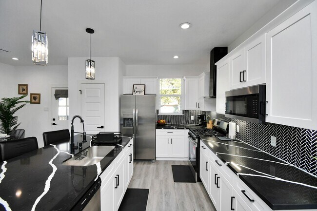 Building Photo - 6531 Rosemary Ln