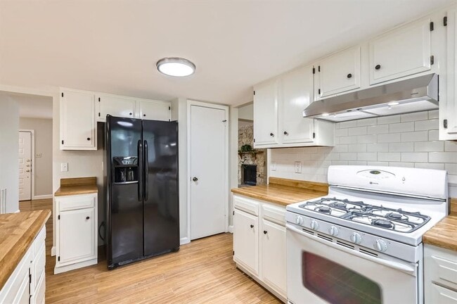 Building Photo - 7803 Scotland Yard