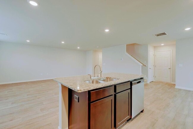 Building Photo - Beautiful Rental Home Features 5 Beds/3.5 ...