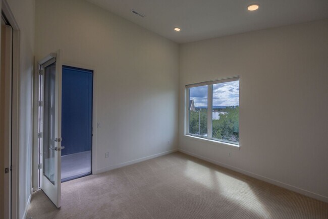 Building Photo - 1716 SE Columbia River Dr