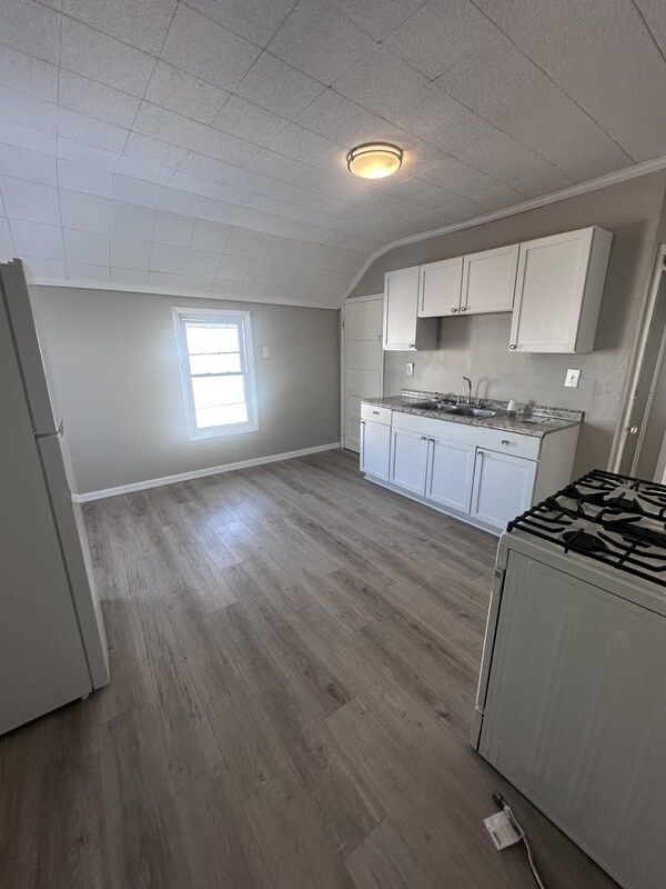 Building Photo - 7100 Lawn Ave