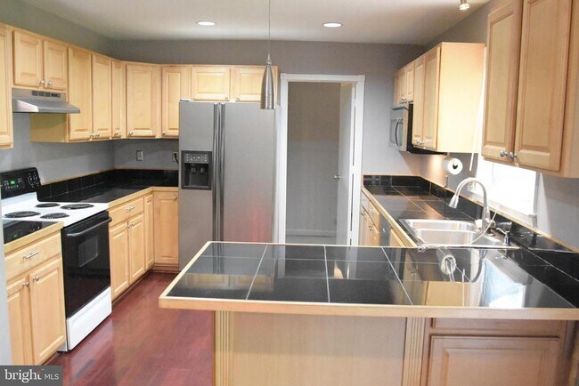 Building Photo - 936 Longfellow Ct