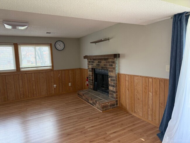 Building Photo - Low Maintenance Living - 2 Bedroom 2 Bathr...