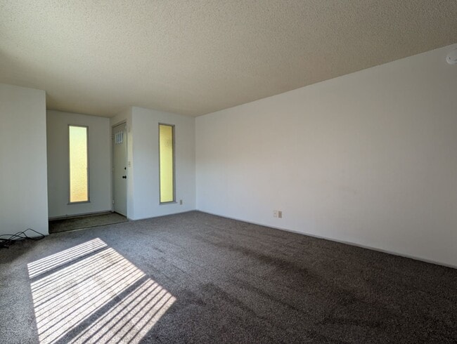 Building Photo - Great 2 bed/1.5 bath townhome in Springfield