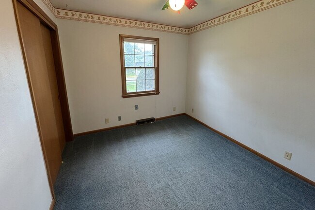 Building Photo - Large 3 Bedroom Home in North Ames just of...