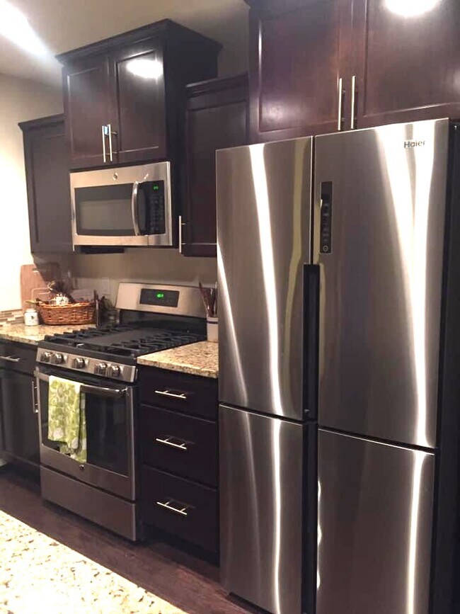 Kitchen - 718 Violet Ln