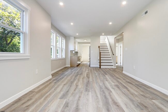 Building Photo - 137 Collins Ave