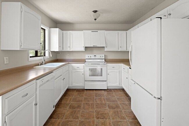 Building Photo - Lovely Home - Beautiful Wooded Setting