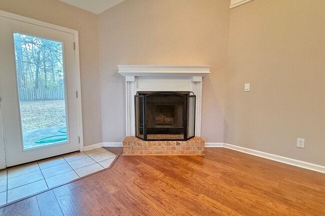 Building Photo - AVAILABLE NOW! (No Pets)