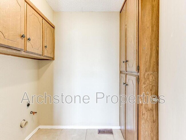 Building Photo - 6605 Lyrewood Ln