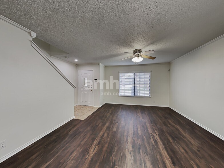 Building Photo - 33 Messenger Crk