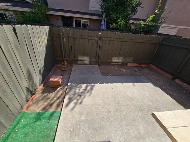 Building Photo - 910 Amistad Ct