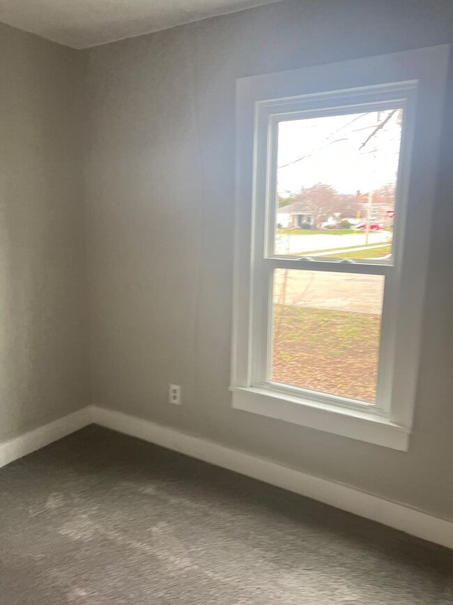 Building Photo - FOR RENT: Recently renovated home in Neenah!