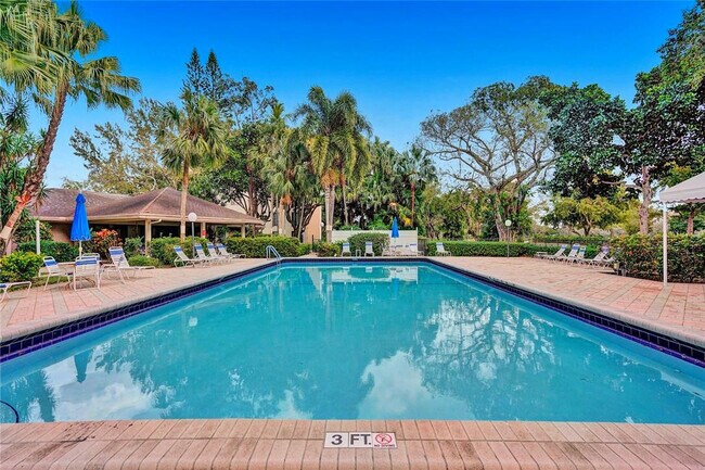 Building Photo - 3051 S Palm Aire Dr