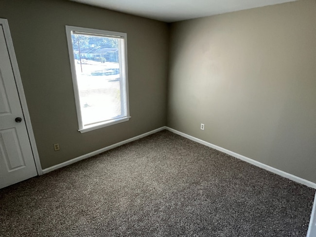 Building Photo - 4847 Daphne Rd