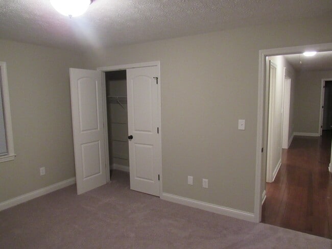 Building Photo - 4 Bedroom, 3 Bath Basement Ranch with Coun...