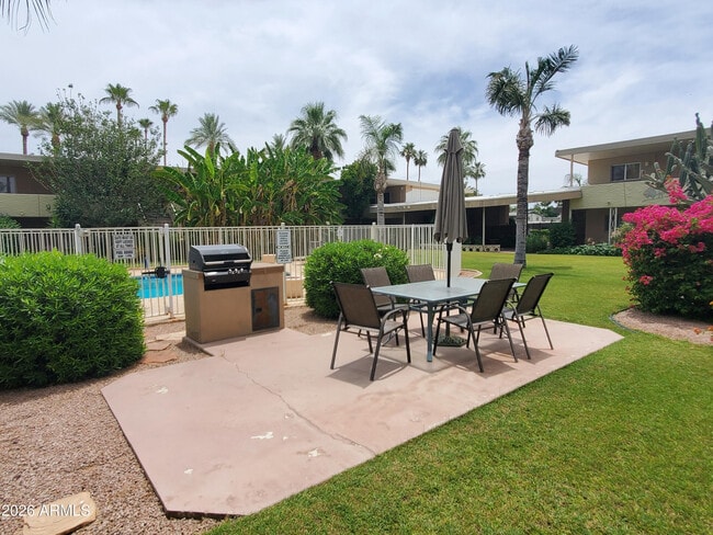 Building Photo - 6824 E 2nd St