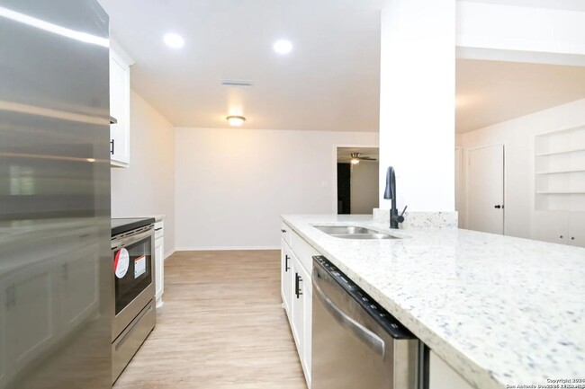 Building Photo - Modern 4-Bedroom House Near Leon Valley