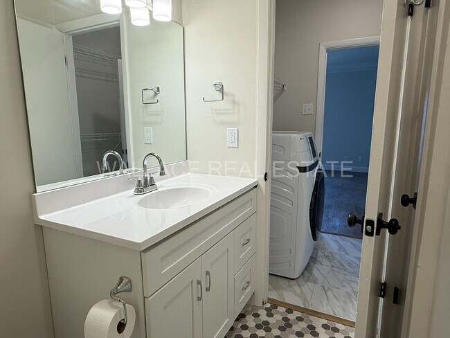 Building Photo - BEAUTIFUL, UPDATED 2 BEDROOM CONDO IN CHEROKEE AT WESTCLIFF