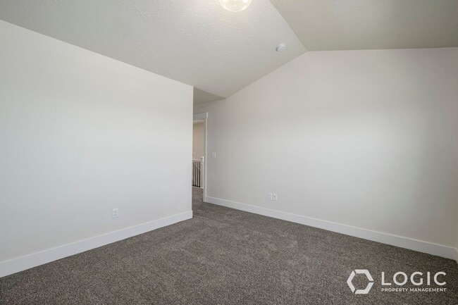 Building Photo - Beautiful New Townhome!
