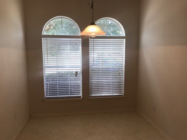 Building Photo - Super Cute 3/2 in Lost Creek Ranch!!