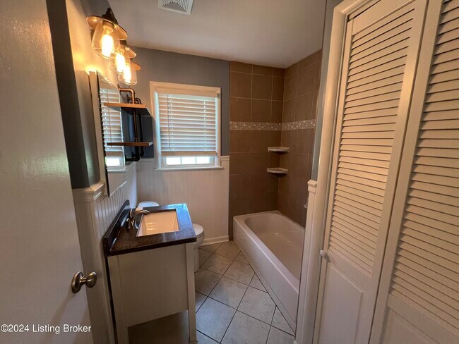 Building Photo - 2307 Medford Ln