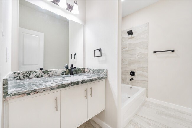 Building Photo - 6809 Fairway Dr