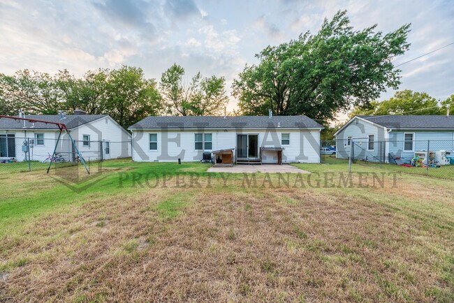 Building Photo - 2310 S Vine St