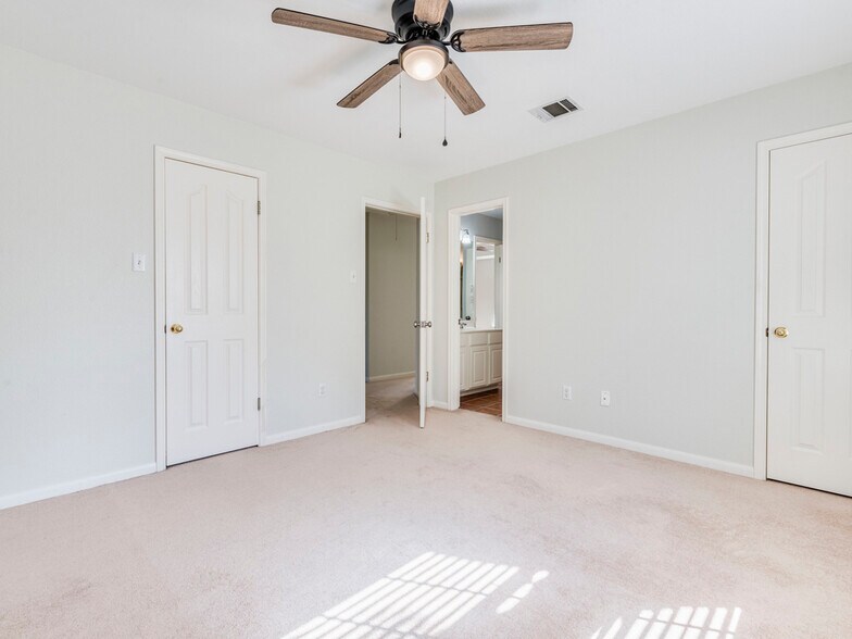 Building Photo - 6911 Gentle Oak Dr