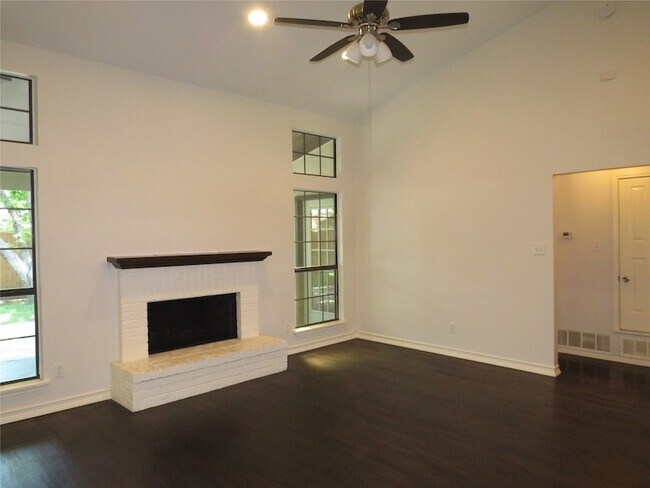 Building Photo - 2308 Crestmeadow St