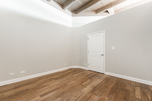 Building Photo - 4131 W Belmont Ave