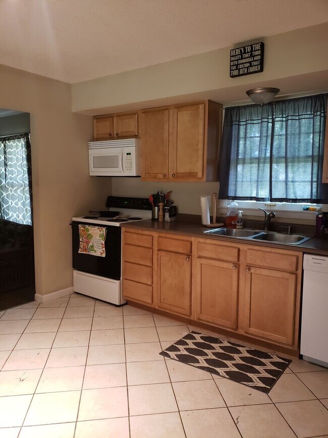 Building Photo - 2303 Glenoak Dr