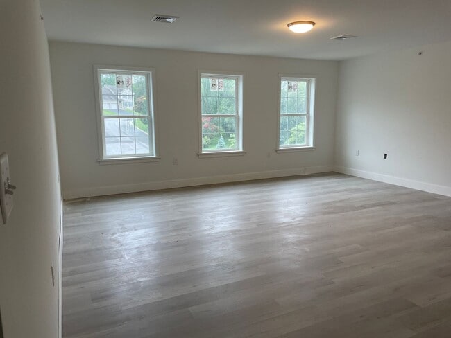 Building Photo - 558 Longfellow Dr