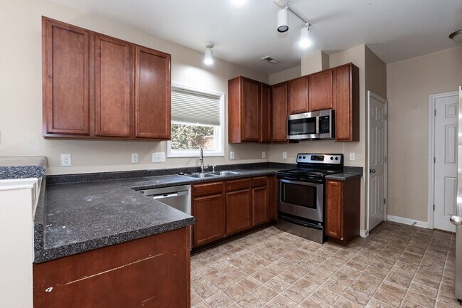 Building Photo - Beautiful 3-Bedroom Single Family Home wit...