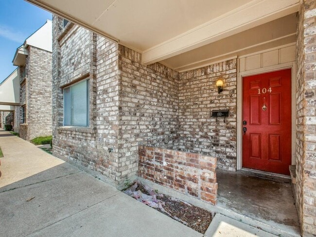 Building Photo - 104 Village N Dr