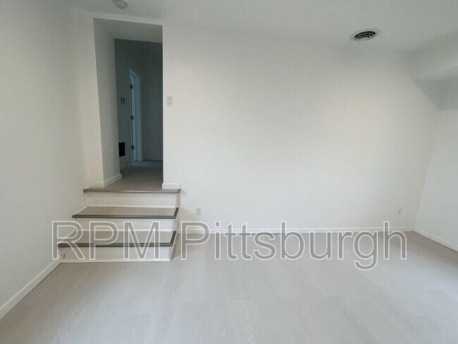 Building Photo - 2019 E Beckert Ave