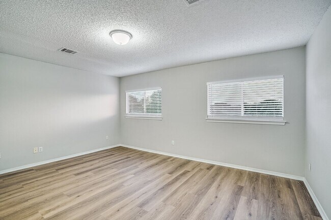 Building Photo - 1001 Howell Terrace Pl