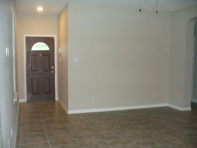 Building Photo - 4 Bedroom home ready for move-in