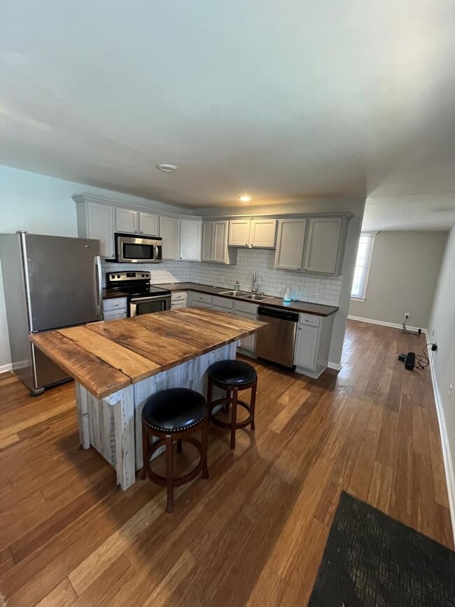 Building Photo - 624 N Upper St