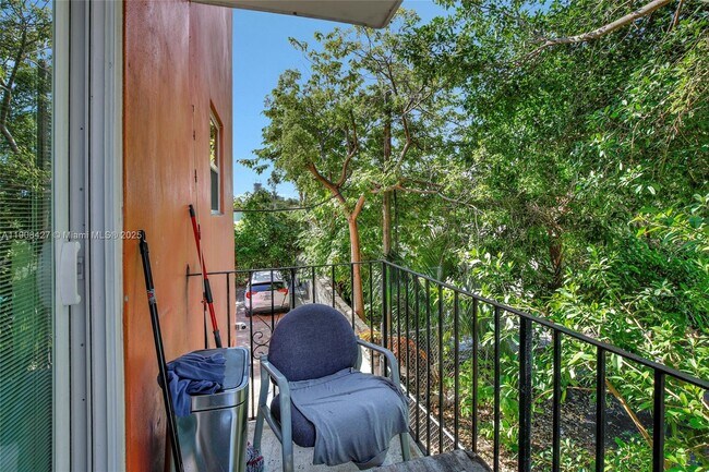 Building Photo - 458 SW 9th St