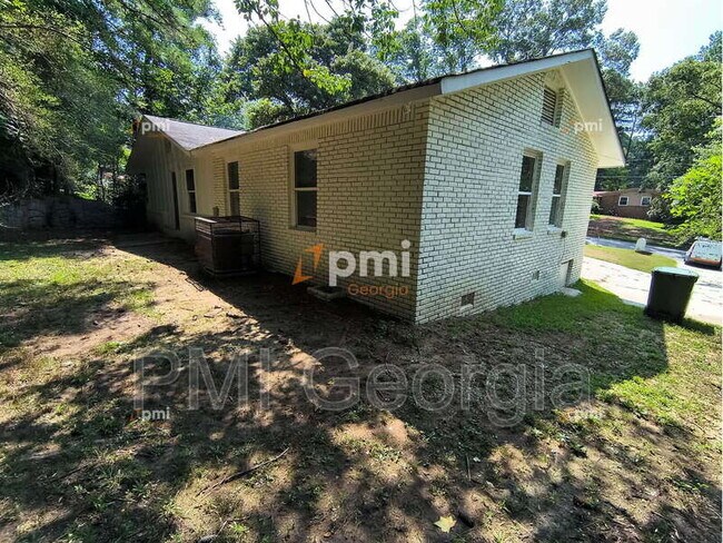 Building Photo - 819 Forrest Cir SE