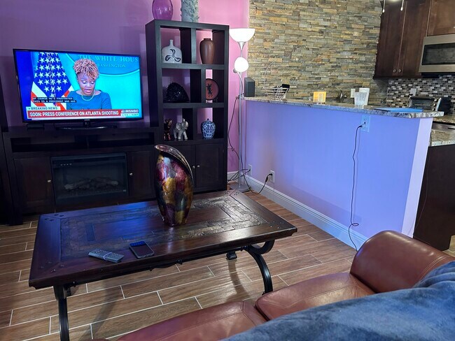 Building Photo - 3070 Cornwall E