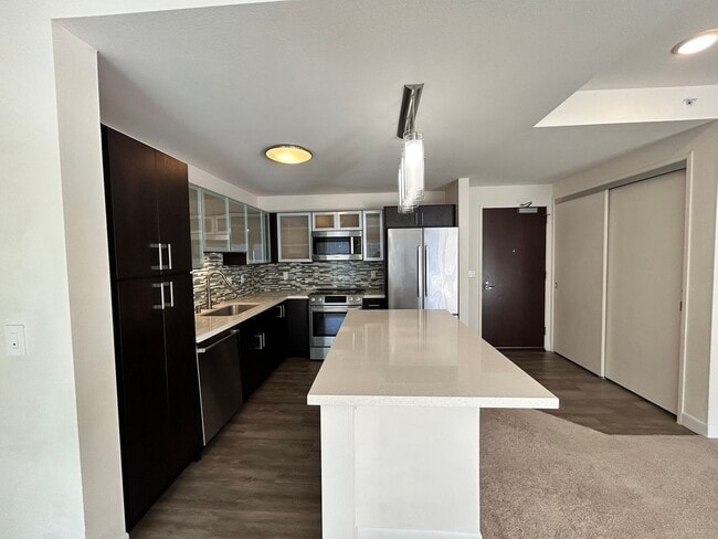 Building Photo - Spacious Kakaako 2-bedroom, 2-bath!