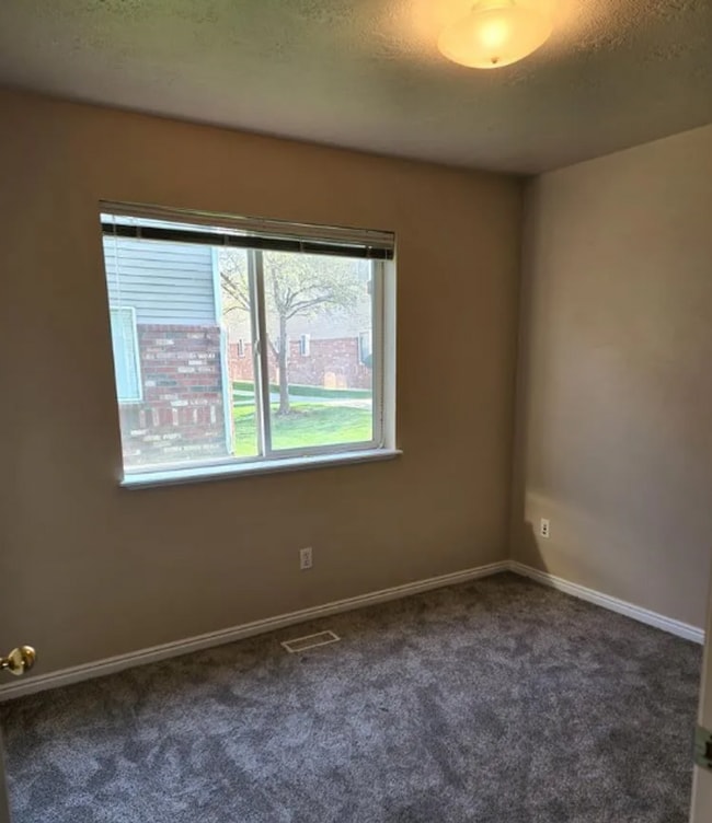 Building Photo - 2 Bed 1 Bath Upper Condo - with Optix inte...