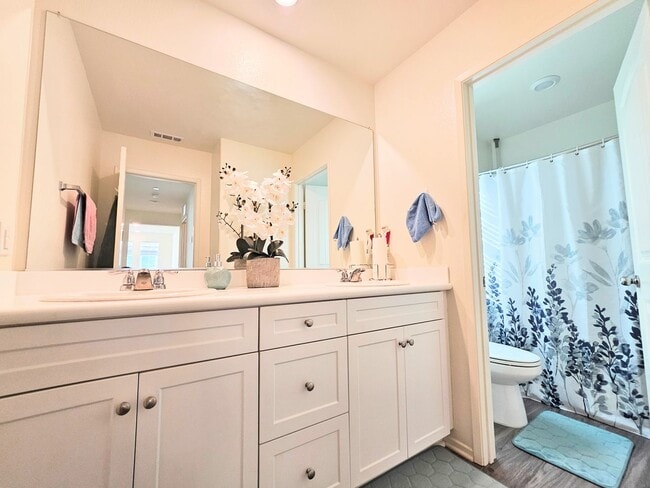 Building Photo - Beautiful Condo In a Nice Neighborhood 2 car garage