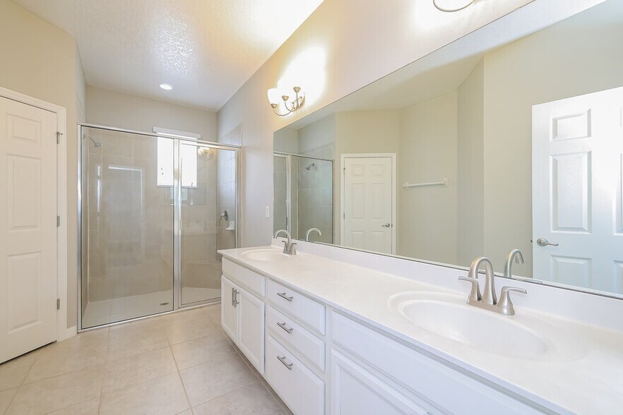 Building Photo - 1392 Merion Dr